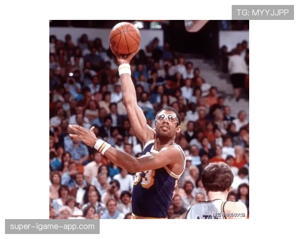 背身单打高效主导内线，奥拉朱旺胜过贾巴尔