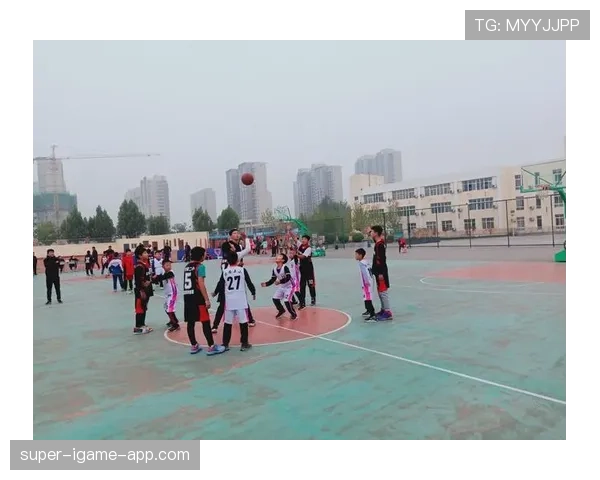 篮球比赛开始规则解析：跳球流程与站位要求